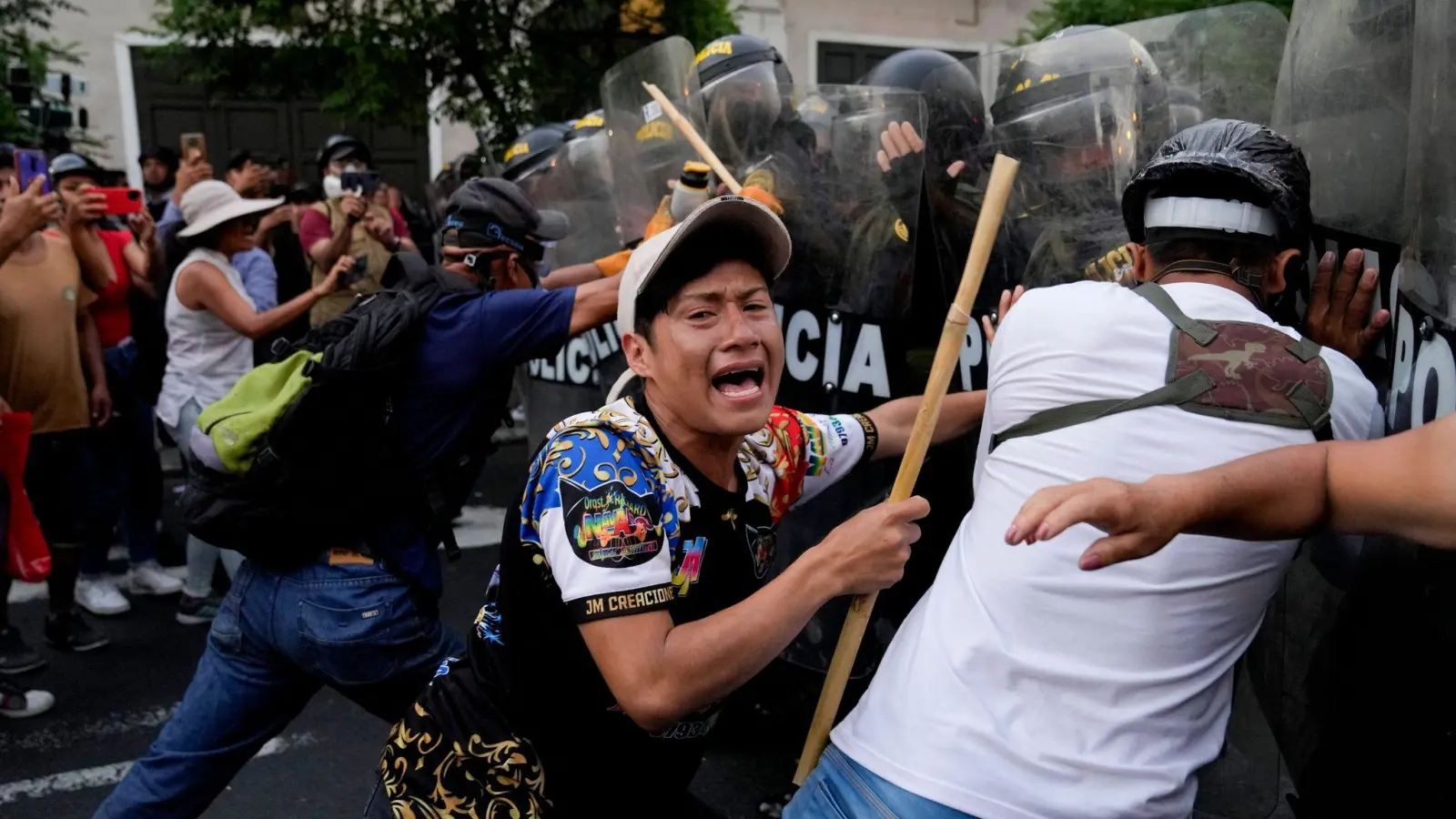 Regierungsgegner protestieren und stellen sich der Polizei. (Foto: Martin Mejia/AP/dpa)