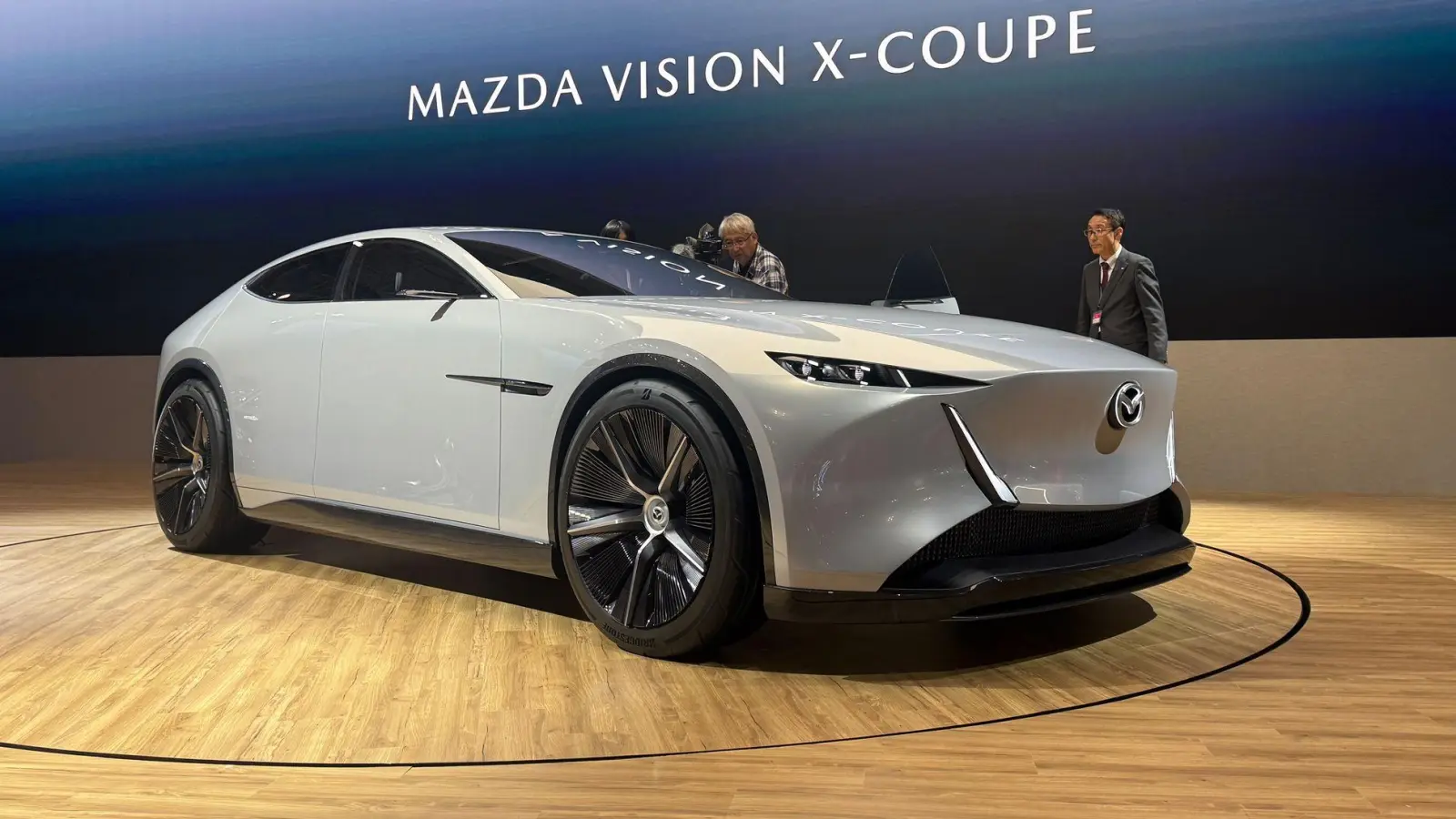 Der Vision X-Coupé setzt auf ein Plug-in-Hybridsystem mit einem Zweischeiben-Wankelmotor. (Foto: Thomas Geiger/dpa-tmn)