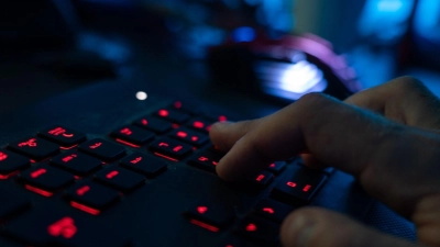 Jeder neunte Internetnutzer in Deutschland (11 Prozent) wurde im vergangenen Jahr Opfer von Cyberkriminalität. (Symbolbild) (Foto: Nicolas Armer/dpa)