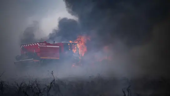 Feuerwehrfahrzeuge, die während eines Waldbrandes auf dem Mont d&#39;Arrees außerhalb von Brasparts brennen. (Foto: Loic Venance/AFP/dpa)
