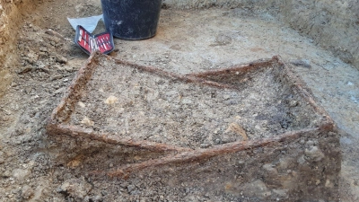 Einen etwa 1400 Jahre alten Klappstuhl haben Archäologen in Steinsfeld entdeckt. (Foto: -/BLfD/dpa/Handout)