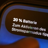 Der Stromsparmodus soll helfen, dass das Smartphone noch etwas länger durchhält. (Foto: Bernd Weißbrod/dpa)