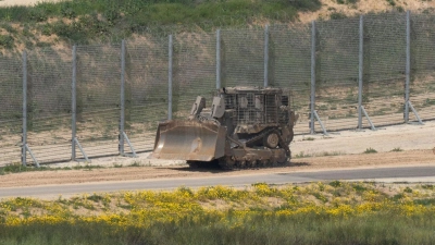 Ein Planierraupe der israelischen Armee ist in der Nähe der Grenze zum Gazastreifen zu sehen: Israel errichtet Berichten zufolge eine Kontrollstation. (Foto: Ohad Zwigenberg/AP/dpa)