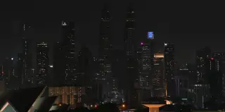 Die Petronas Twin Towers werden während der Earth Hour in Kuala Lumpur, Malaysia, dunkel.  Mit der „Earth Hour“ will die Umweltschutzorganisation World Wide Fund For Nature (WWF) ein Zeichen für Klima- und Umweltschutz setzen. (Foto: Chong Voon Chung/XinHua/dpa)