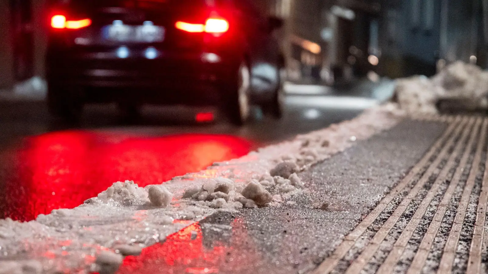 Bis zum Wochenende sollten die Menschen in weiten Teilen Bayerns auf dem Weg zur Arbeit weiter vorsichtig sein. (Foto: Daniel Vogl/dpa)