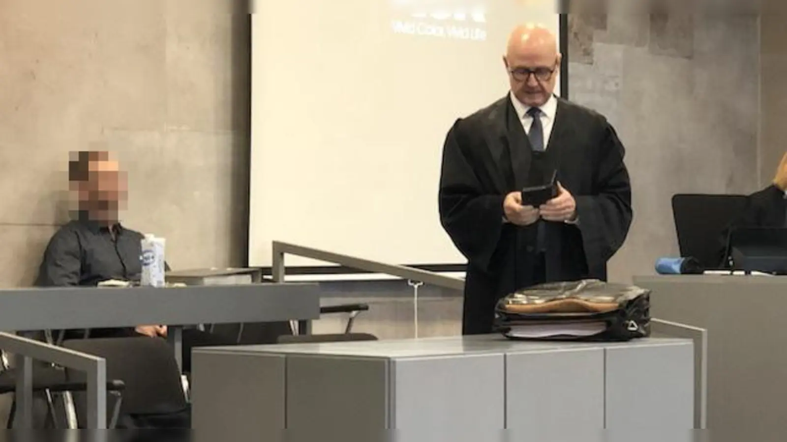 Der Angeklagte, hier mit Verteidiger Michael Haizmann, muss zuerst hinter Gitter, ehe er in einer Entzugsklinik untergebracht wird. (Foto: Florian Pöhlmann)