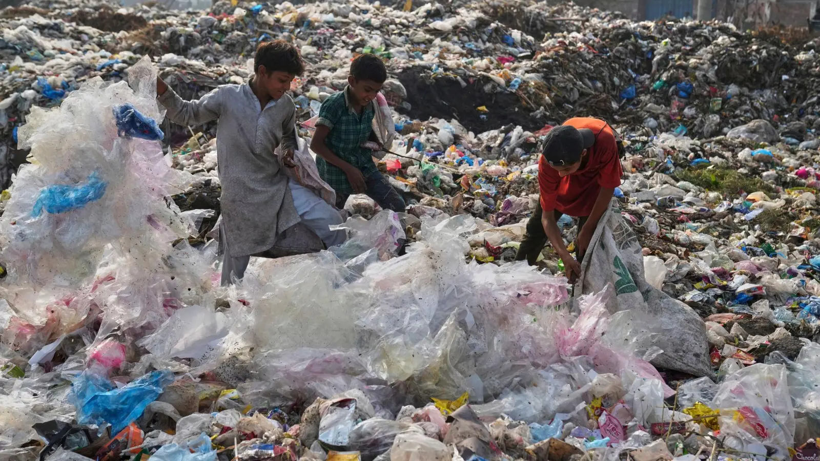 Plastikabfall wird auch exportiert und vermüllt viele Entwicklungsländer (Symbolbild) (Foto: K.M. Chaudary/AP/dpa)