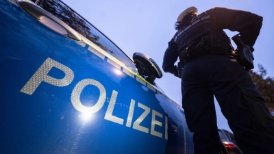 Die unbekannten Täter entwendeten demnach den Tresor samt Inhalt und entsorgten ihn dann im See. (Symbolbild) (Foto: Marijan Murat/dpa)