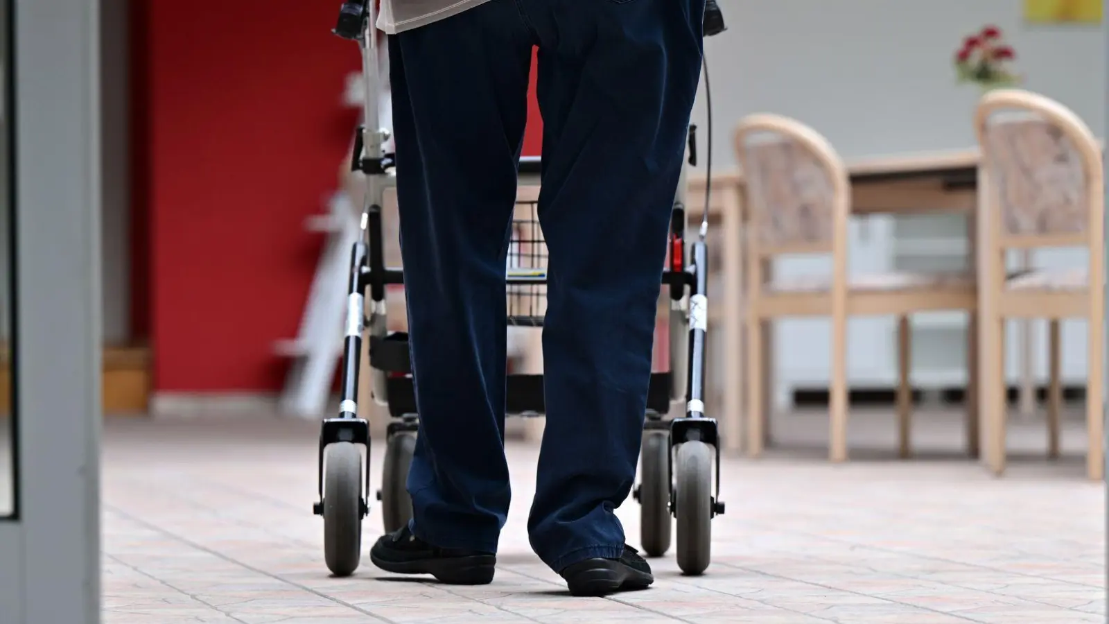 Räume alleine genügen nicht. Ohne Pflegekräfte für Senioren machen neue Häuser keinen Sinn, lautet ein Argument in der Dinkelsbühler Kontroverse.  (Symbolbild: Martin Schutt/dpa)