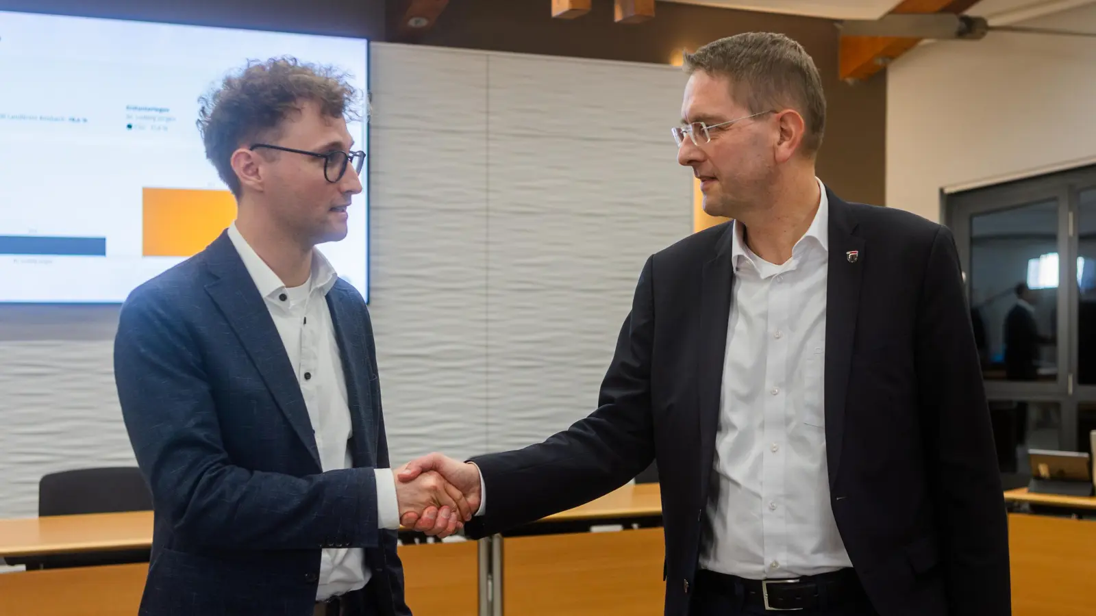 Dr. Jürgen Ludwig (CSU) gratulierte am Wahlabend seinem Nachfolger als Landrat, Marco Meier von den Freien Wählern, zum Sieg. (Foto: Evi Lemberger)