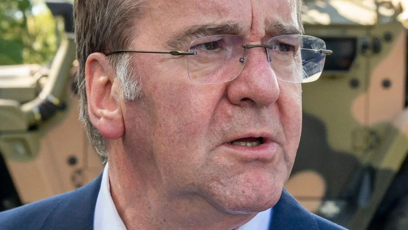 Männer der Altersgruppe 17 bis 45 brauchen nach Angaben von Verteidigungsminister Boris Pistorius (SPD) keine Genehmigung für lange Auslandsaufenthalte. (Archivbild) (Foto: Peter Kneffel/dpa)