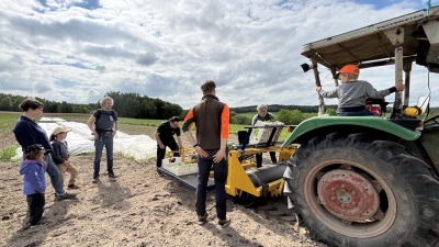 Alle packen mit an. Auf den Feldern von Daniel Nickel werden Kohlpflanzen ausgebracht.  (Foto: Nicole Gunkel)