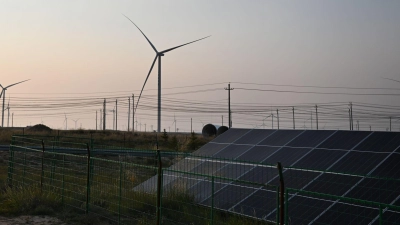 Strom aus Sonnen- und Windkraft hat gegenüber Kohle einen geringeren Anteil in Chinas Stromnetz. (Symbolbild)  (Foto: Johannes Neudecker/dpa)