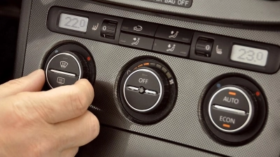 Prima Klima statt dicker Luft – einmal jährlich sollte die Klimaanlage des Autos überprüft werden. (Foto: Auto-Medienportal.Net/GTÜ/Kröner)