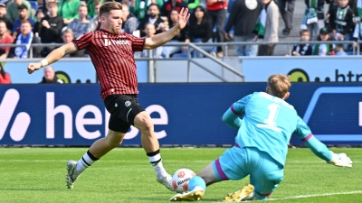 Hannovers Benjamin Källman scheitert an Bielefelds Torwart Jonas Kersken. (Foto: Swen Pförtner/dpa)