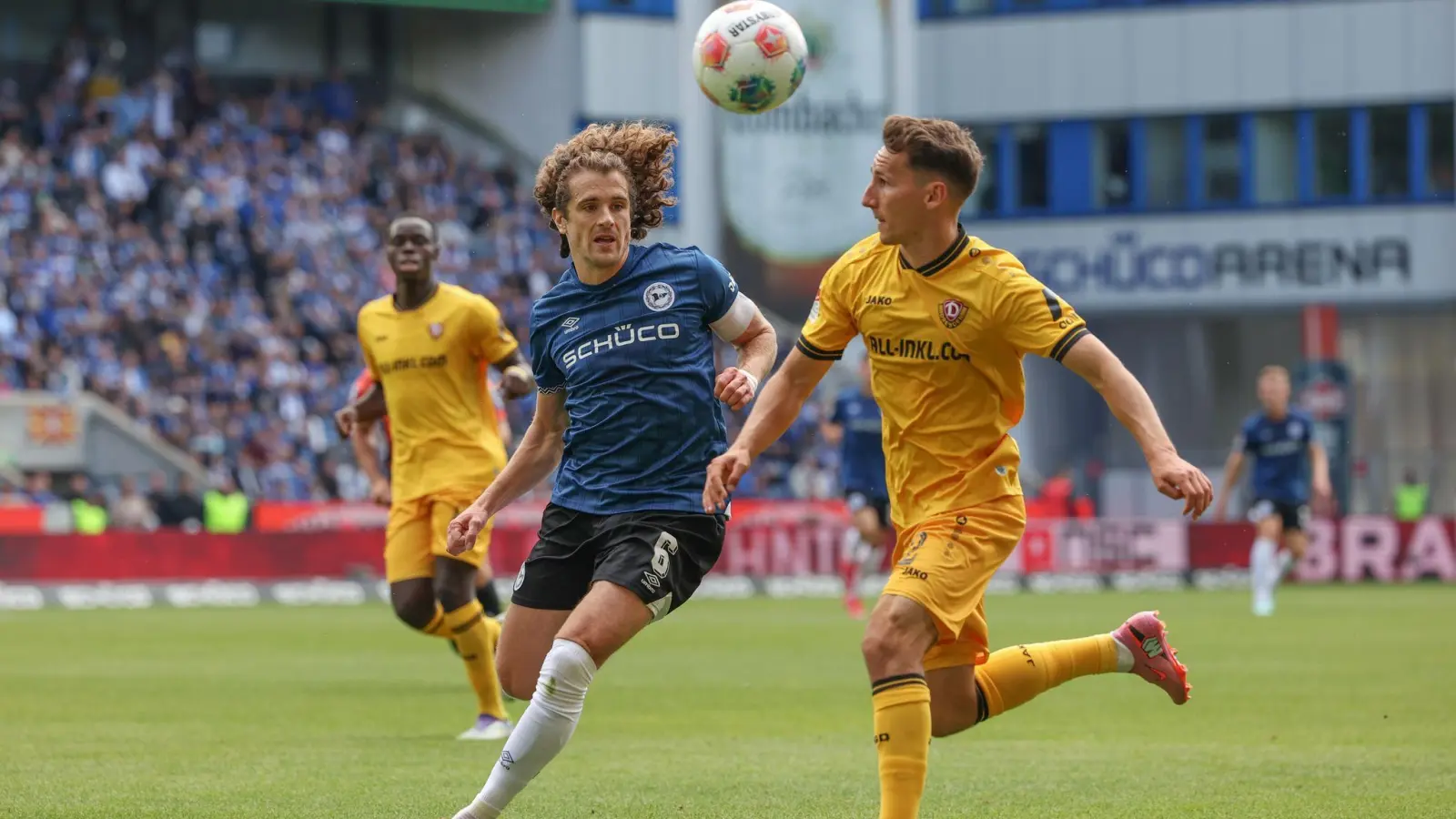 Bielefelds Mael Corboz im Zweikampf mit Konrad Faber. (Foto: Friso Gentsch/dpa)