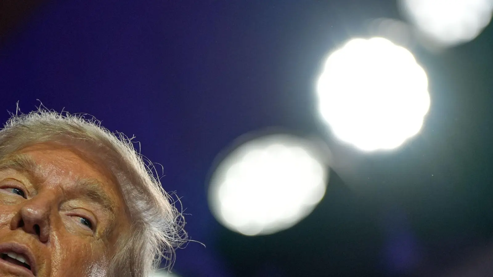 Trumps ist laut Medienberichten informiert worden, dass sein Name in den Epstein-Akten auftaucht. Der Kontext ist unklar.  (Foto: Julia Demaree Nikhinson/AP/dpa)