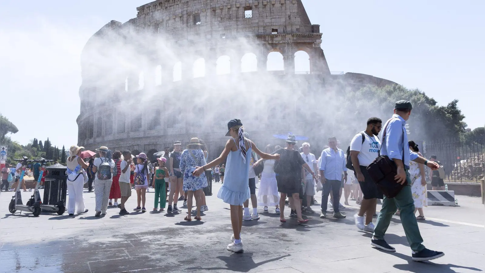 Am Kolosseum gibt es durch Sprühnebel Abkühlung. (Archivbild) (Foto: Matteo Nardone/IPA via ZUMA Press/dpa)