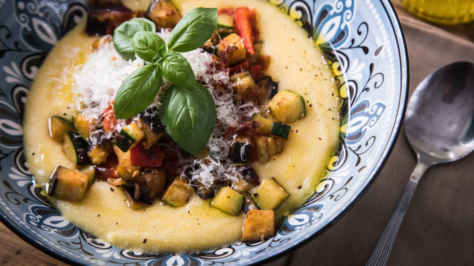 Zur herrlich cremigen Polenta mit Parmesan und Olivenöl passt Ratatouille-Gemüse. (Foto: Christin Klose/dpa-tmn)