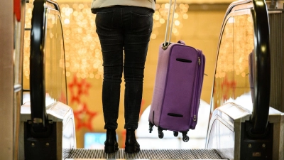 Zahlreiche Menschen machen sich vor Weihnachten auf den Weg zu ihren Liebsten. (Symbolbild) (Foto: Andreas Arnold/dpa)