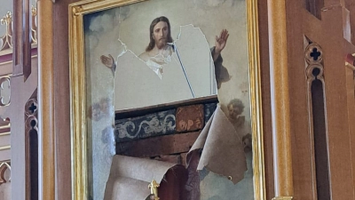 Dieses Leinwandbild in der Heilig-Kreuz-Kirche in Ansbach wurde Ziel eines Anschlags. (Foto: Alexander Biernoth)