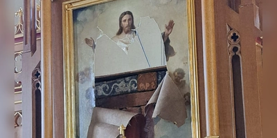 Dieses Leinwandbild in der Heilig-Kreuz-Kirche in Ansbach wurde Ziel eines Anschlags. (Foto: Alexander Biernoth)
