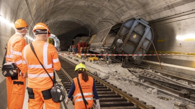 Verunglückte Güterwagen stehen Anfang September am Unfallort im Gotthard-Basistunnel. (Foto: Urs Flueeler/KEYSTONE/dpa)