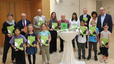 Erwachsene und Kinder präsentierten am Donnerstag das neue Grüne Buch für die Grundschulen. (Foto: Oliver Herbst)