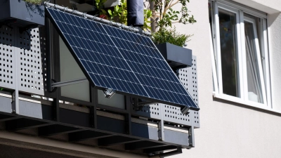 Ein Balkonkraftwerk darf auch während einer Urlaubsreise weiterlaufen. (Foto: Sven Hoppe/dpa/dpa-tmn)