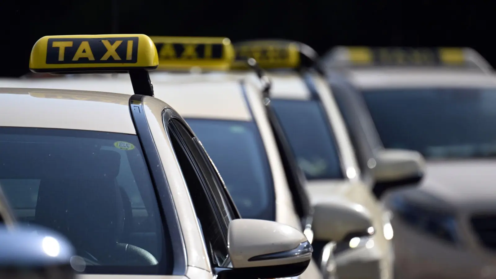 Taxis mussten lange Zeit eine vorgegebene Farbe haben - zuletzt hat nun Sachsen-Anhalt die Regelung gekippt. (Symbolbild) (Foto: Federico Gambarini/dpa)