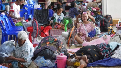 Immer mehr Menschen müssen in Evakuierungszentren untergebracht werden. (Foto: Sakchai Lalit/AP/dpa)