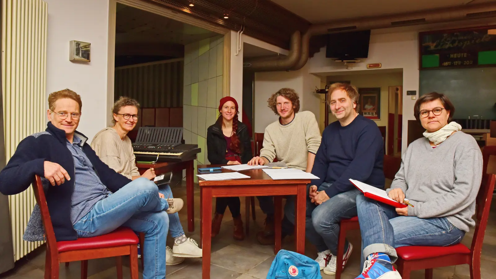 Bei der ersten Leseprobe für das neue Weihnachtsmärchen „Der Hase und der Igel“ (von links): Thomas Koch, Ulrike Koch, Flora Pulina, Heiner Bomhard, Thorsten Siebenhaar und Katja Schumann. (Foto: Irmeli Pohl)