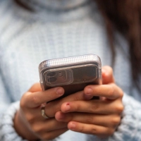 Panik im Gruppenchat? Ruhig bleiben. Kettenbriefe zu „KI liest alles mit“ sind frei erfunden – Verbraucherzentralen raten: löschen, nicht weiterleiten. (Foto: Fernando Gutierrez-Juarez/dpa/dpa-tmn)