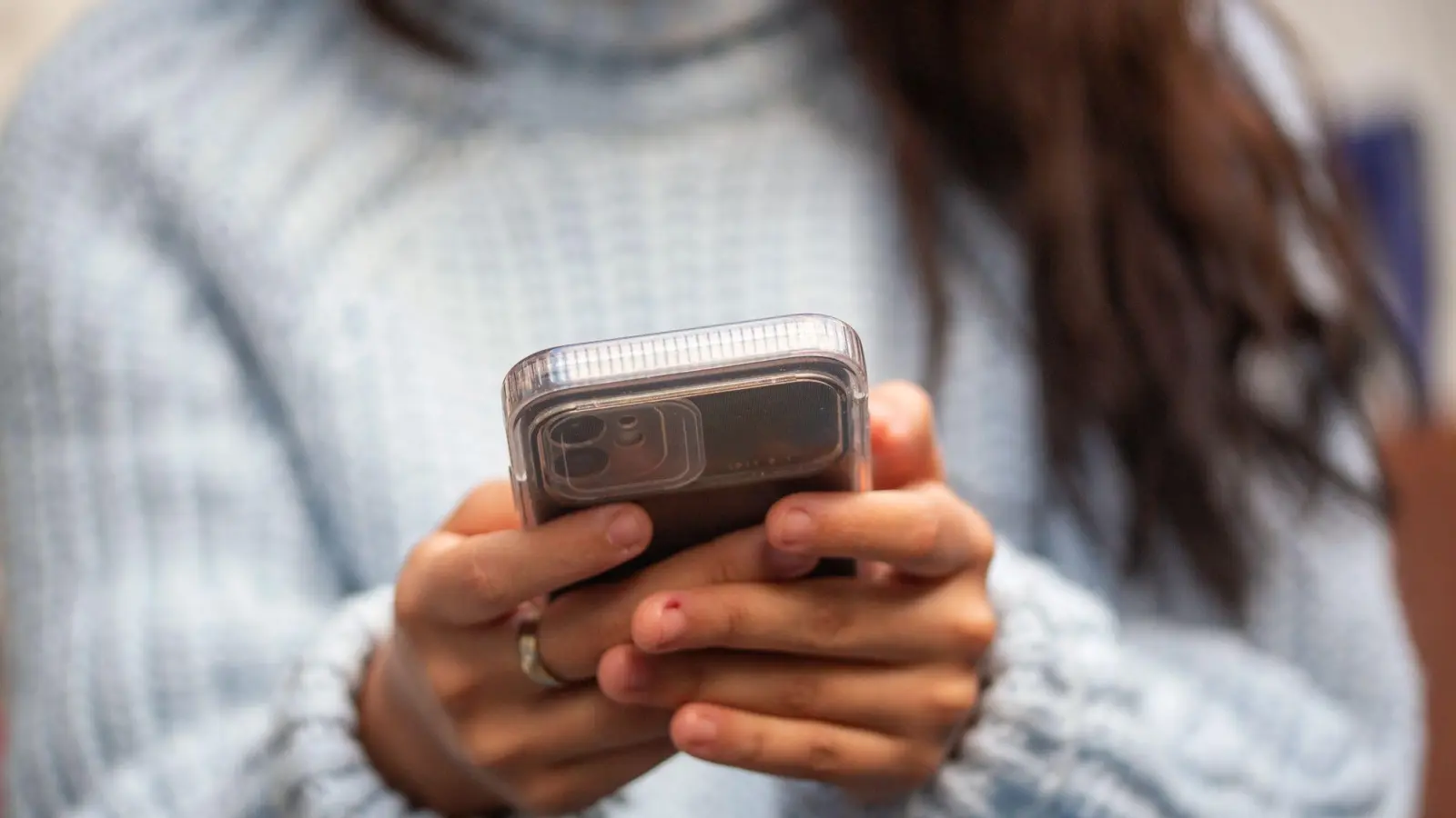 Panik im Gruppenchat? Ruhig bleiben. Kettenbriefe zu „KI liest alles mit“ sind frei erfunden – Verbraucherzentralen raten: löschen, nicht weiterleiten. (Foto: Fernando Gutierrez-Juarez/dpa/dpa-tmn)