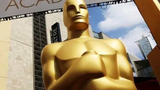 Eine überdimensionale Oscar-Statue steht vor dem Dolby Theatre in Los Angeles. (Foto: Matt Sayles/Invision/AP/dpa)