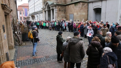 Eine Menschenkette zum Schutz der Demokratie war vor Kurzem in Ansbach organisiert worden. Die Rothenburger Omas gegen Rechts waren mit von der Partie und rufen jetzt zu einer ähnlichen Aktion nach Adelshofen. (Foto: Alexander Biernoth)