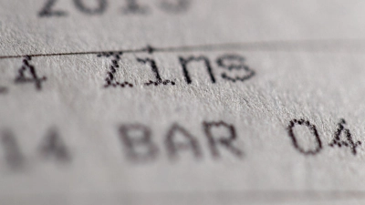 Der Abwärtstrend ist gestoppt, aber die Inflation schlagen Sparerinnen und Sparer mit Fest- und Tagesgeldangeboten nach wie vor in der Regel nicht. (Symbolbild) (Foto: Daniel Karmann/dpa)