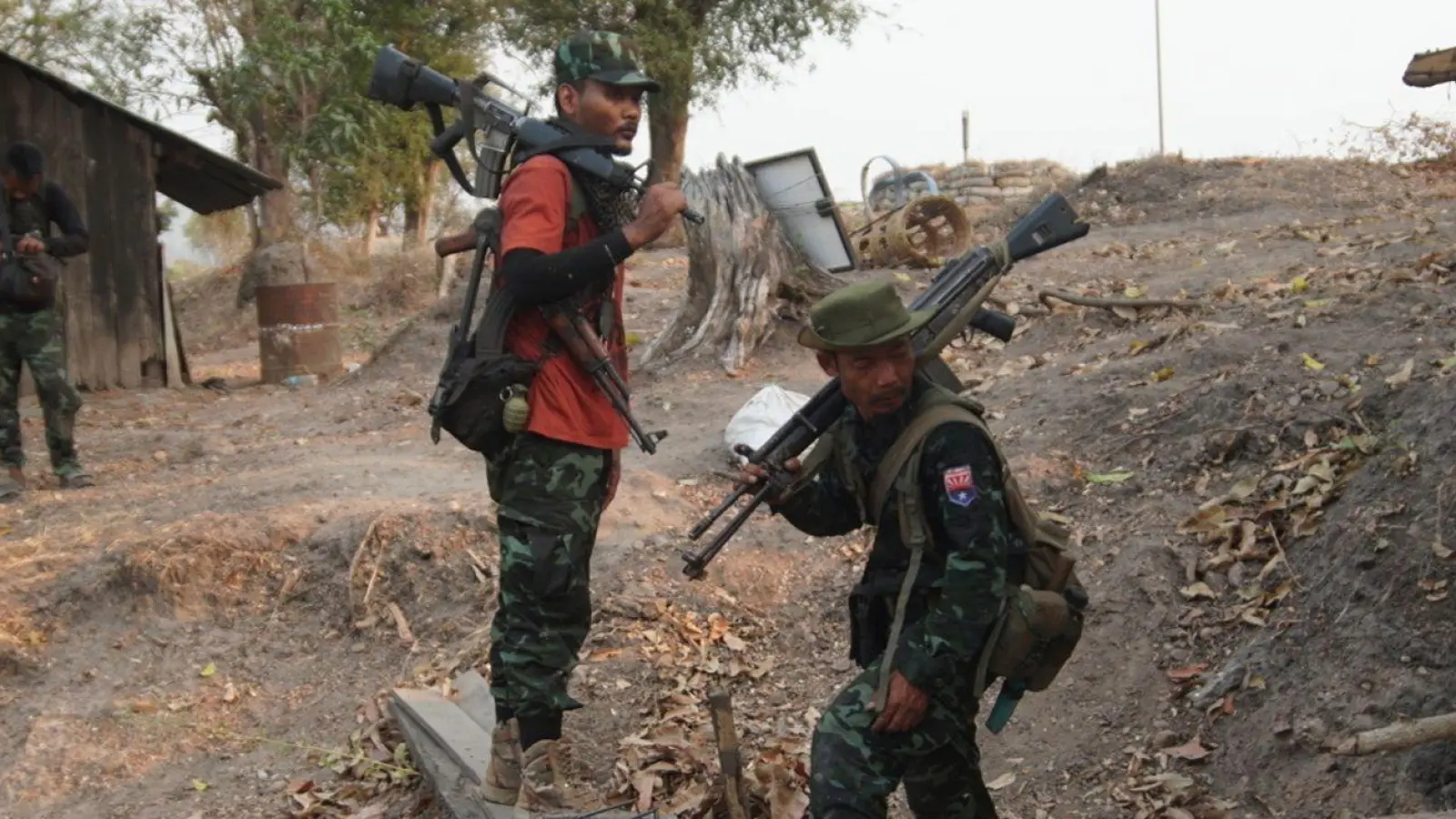 Mitglieder der Karen National Liberation Army sammeln Waffen ein, nachdem sie einen Außenposten der Armee im südlichen Teil der Stadt Myawaddy erobert haben. (Foto: Uncredited/METRO/AP/dpa)