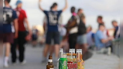 Party auf der Promenade am Strand von Arenal. Mallorca läutet die Partysaison ein. (Foto: Clara Margais/dpa)