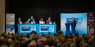 Voll besetzt war die NeuStadtHalle, als sich am Donnerstagabend vier der fünf Bewerber und Bewerberinnen um das Amt des Neuistädter Bürgermeisters bei der von Radio 8 organisierten und von Klaus Seeger (rechts) moderierten Podiumsdiskussion trafen.  (Foto: Mirko Fryska)