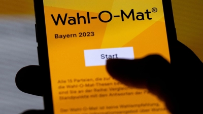 Die Startseite des Wahl-O-Maten ist auf dem Display eines Handys zu sehen. (Foto: Sven Hoppe/dpa/Archivbild)