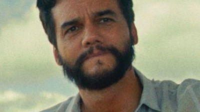 Wagner Moura als Marcelo in einer Szene das Films „The Secret Agent“. (Foto: -/Port au Prince Pictures/dpa)