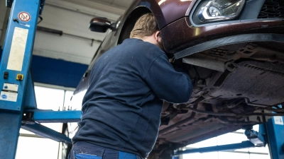 Reparaturen und Wartungen von Autos sind in den vergangenen Jahren deutlich teurer geworden. (Archivbild) (Foto: Hannes P. Albert/dpa)