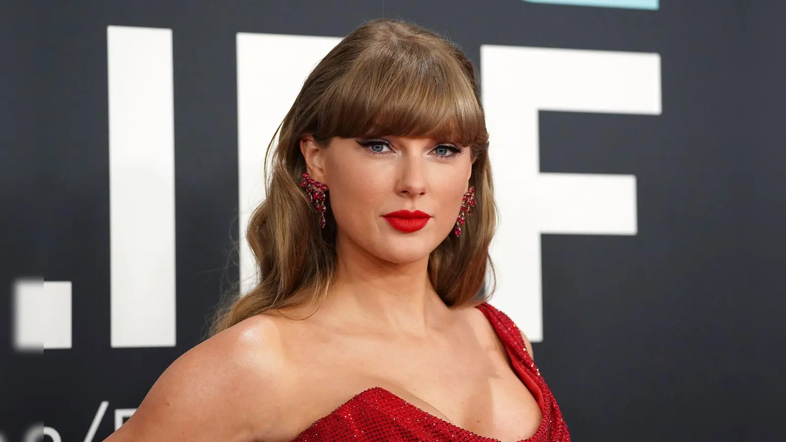Taylor Swift kündigt im Podcast ihres Freundes Travis Kelce ihr neues Album für Oktober an. (Archivfotos) (Foto: Jordan Strauss/Invision/dpa)