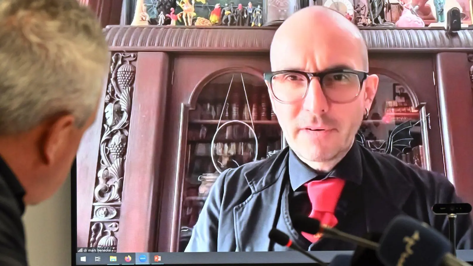 Kriminalbiologe Benecke sagt, er habe ebenfalls eine Probe von Hitlers Blut genommen, von der Lehne des Sofas, auf dem sich Hitler erschossen hat. (Archivbild) (Foto: Martin Schutt/dpa)