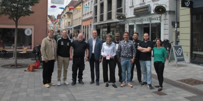 Die vielen Akteure sind symbolhaft für das Altstadtfest, das nur als Gemeinschaftswerk gelingt. Das Bild zeigt Michael Richter (Stadtjugendring), Andreas Görmer (SpVgg), Jürgen Wolf (Stadtfreunde), OB Thomas Deffner, Kulturamtsleiterin Nadja Wilhelm, Kevin Buckles (Subkultur), Sebastian Buhl vom Kulturamt, Nino Zorzetto (Subkultur), David Johnson (Kollektiv) und Isabella Ruttmann (Ordnungsamt der Stadt). (Foto: Robert Maurer)
