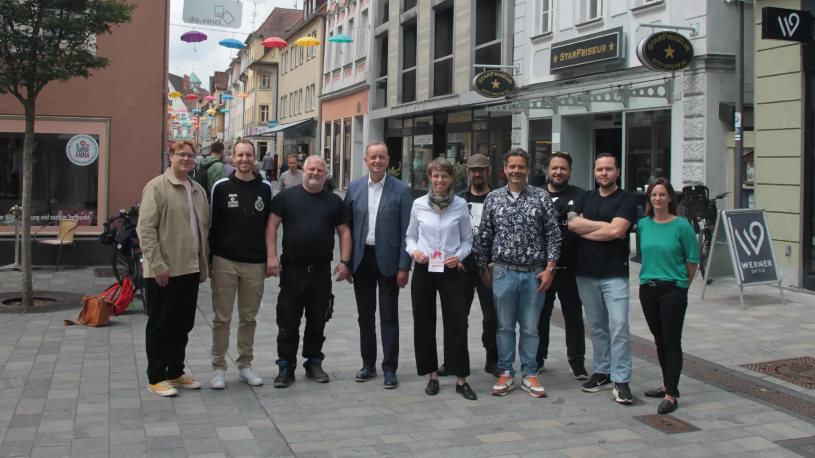 Die vielen Akteure sind symbolhaft für das Altstadtfest, das nur als Gemeinschaftswerk gelingt. Das Bild zeigt Michael Richter (Stadtjugendring), Andreas Görmer (SpVgg), Jürgen Wolf (Stadtfreunde), OB Thomas Deffner, Kulturamtsleiterin Nadja Wilhelm, Kevin Buckles (Subkultur), Sebastian Buhl vom Kulturamt, Nino Zorzetto (Subkultur), David Johnson (Kollektiv) und Isabella Ruttmann (Ordnungsamt der Stadt). (Foto: Robert Maurer)