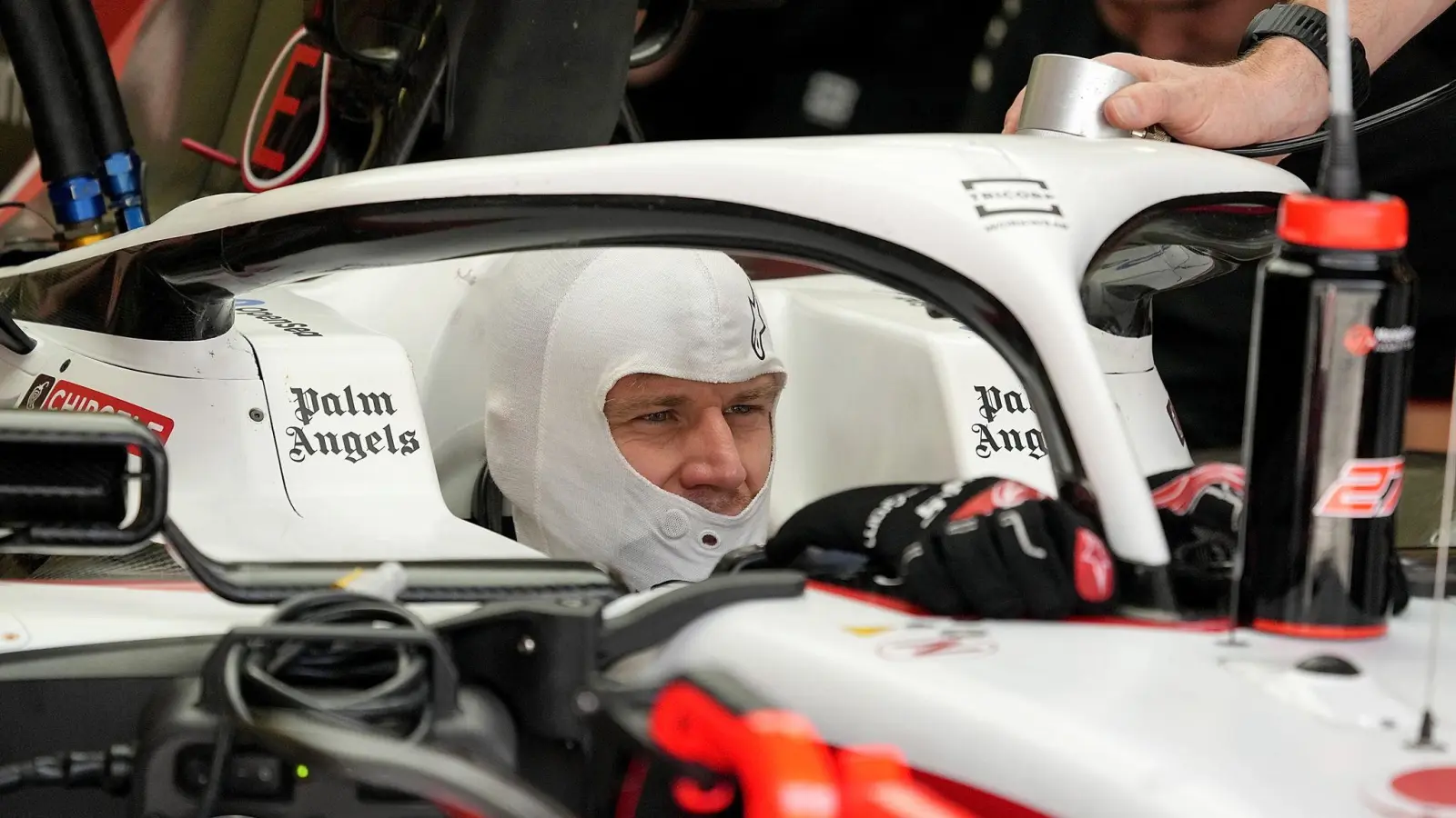 Formel-1-Pilot Nico Hülkenberg sitzt bei Testfahrten in Sakhir im Haas-Boliden. (Foto: Hasan Bratic/dpa)