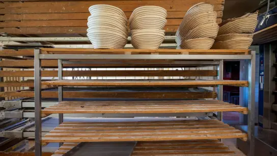 Leere Regale und Backformen stehen in einer Bäckerei. (Foto: Harald Tittel/dpa/Symbolbild)