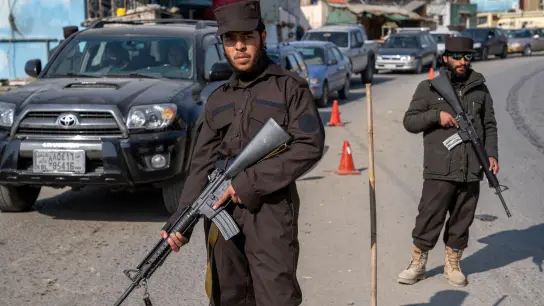 Schwerbewaffnete Taliban-Kämpfer in Kabul. (Foto: Ebrahim Noroozi/AP/dpa)